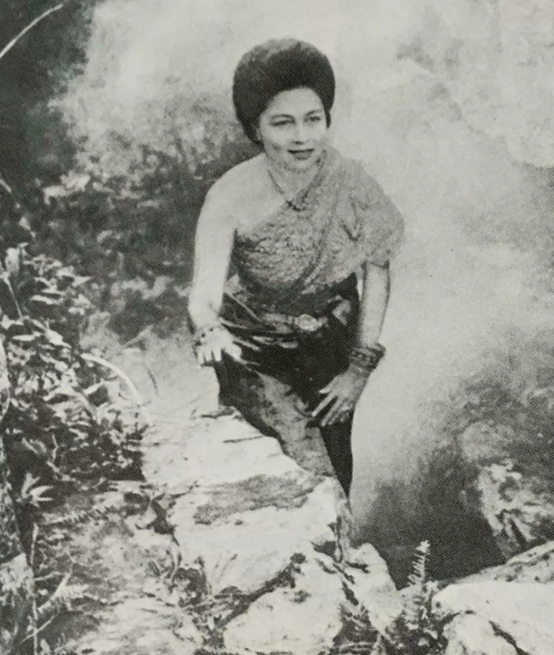 24歲柬埔寨公主自信曬中國大學畢業證，笑容甜美，穿蕾絲襯衫好美