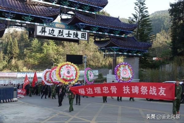 1979年&comma;團長從望遠鏡裡看見兒子犧牲在越軍機槍下&comma;一天後攻克沙巴
