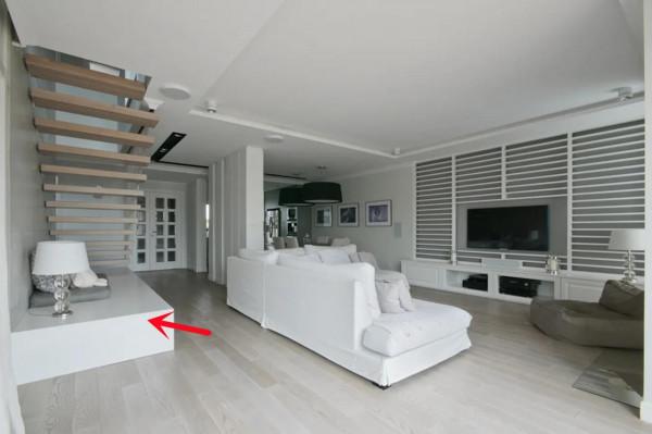 樓梯懸空了，下方的空間定製一組榻榻米，客人來了，當臨時客房用