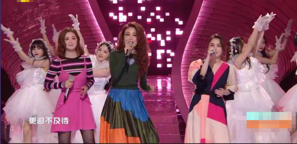 “南北”雙臺跨年：唐嫣美豔、王鷗搶鏡，楊冪眼妝像“發光眼屎”