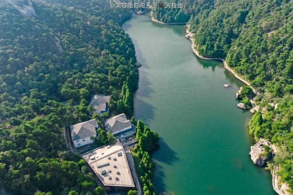 安徽有個高山平湖，國內不常見，波光粼粼如仙境