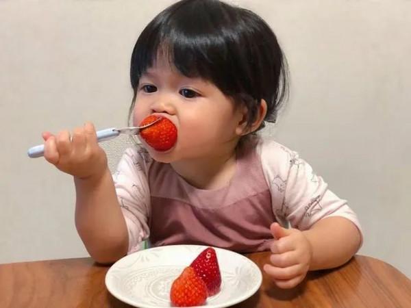 日本“紙箱寶寶”長大了！看過她爸媽的照片後，我酸了