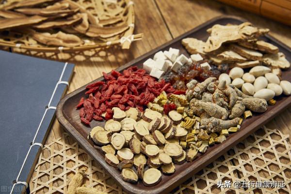 雙手顫抖好幾年！中醫：3件事，補氣血、益肝腎、潛鎮息風