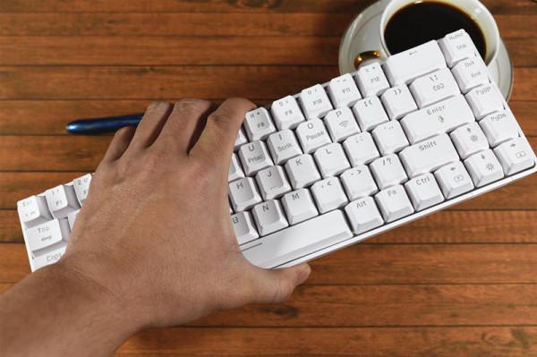 這鍵盤玩上就不想鬆手，平民好價，軸體熱插拔，還有RGB