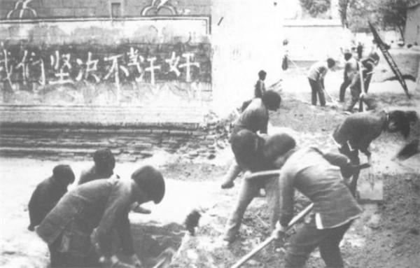 八路軍彈藥打光了,一個地主跑來說:我家還有十幾箱,隨便用 八路軍彈藥打光了,一個地主跑來說:我家還有十幾箱,隨便用