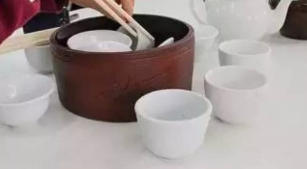 沒有東西能阻止一個廣東人飯前燙碗