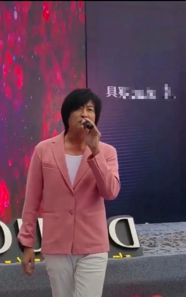 52歲游鴻明現身商演,露天舞臺環境簡陋,學霸女兒顏值高疑想出道 52歲游鴻明現身商演,露天舞臺環境簡陋,學霸女兒顏值高疑想出道