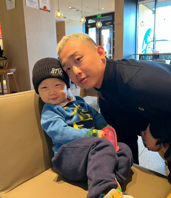 星二代來了：吳所謂和德雲社合影，周杰倫兒子一個動作看出是親生