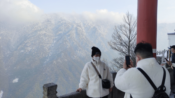 「影片」小羊趣Vlog &vert; 95後春節日記：去九華山看雪吧！登山祈福迎新春