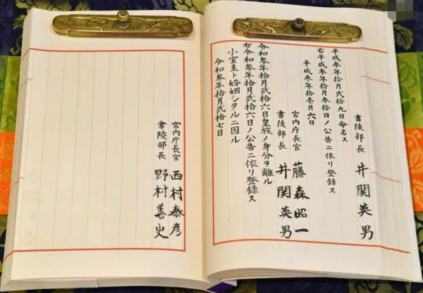 看看真子戴了10年的頭飾，和劍橋情人結框架類似，花卉有深意