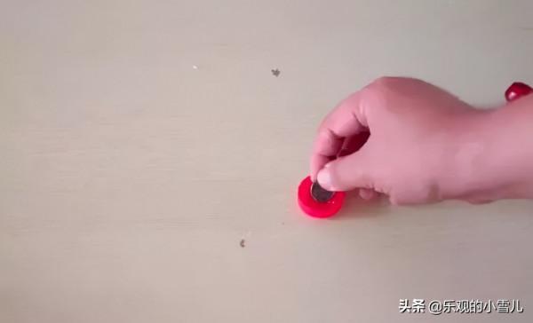 塑膠瓶吸在衣櫃上，解決了困擾家家戶戶的難題，太實用了