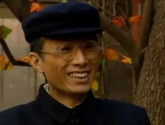 火到讓人願意在垃圾桶旁排隊，黃子華為何有資格成“香港男神”？