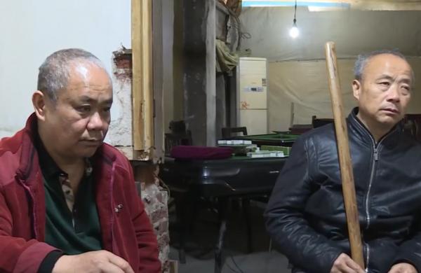 母親去世留下6萬喪葬費,為了錢五兄妹撕破臉皮,在街上大打出手 母親去世留下6萬喪葬費,為了錢五兄妹撕破臉皮,在街上大打出手