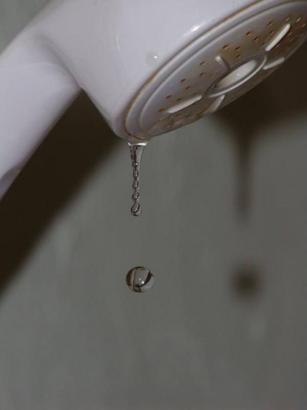 衛生間地面莫名其妙一灘水，物業來了七八次，終於找到問題的根源