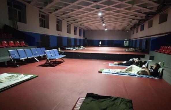 985高校宿舍被“嫌棄”，環境與實力不符，新生看後想回去復讀