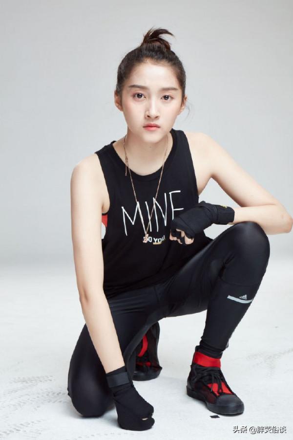 關曉彤一身運動裝化身功夫少女，英姿颯爽