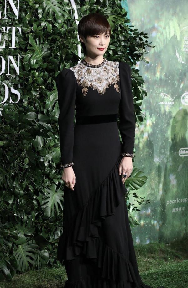 李宇春越來越有氣質了，馬甲西裝疊穿粉裙，俏皮時尚還高階