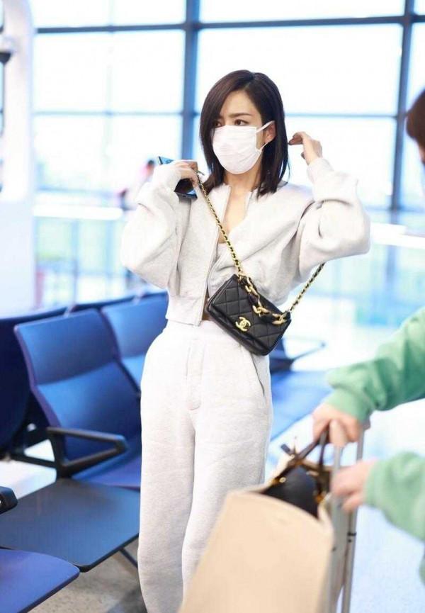 佟麗婭穿衣真有“心機”，棒球服配巴掌大的內搭，顯高又洋氣