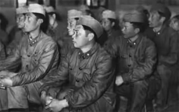 1958年，楊得志下連當兵，戰士不認識他，開玩笑說：你的鬍子真多