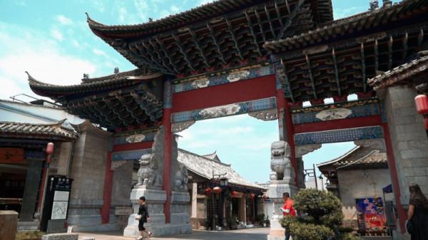 紅河的秋，是哈尼梯田綠如錦、異龍湖畔稻花香、臨安滿是美食香……