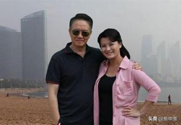 靠《亮劍》走上巔峰的李幼斌，拋棄20年糟糠之妻，迎娶三婚史蘭芽