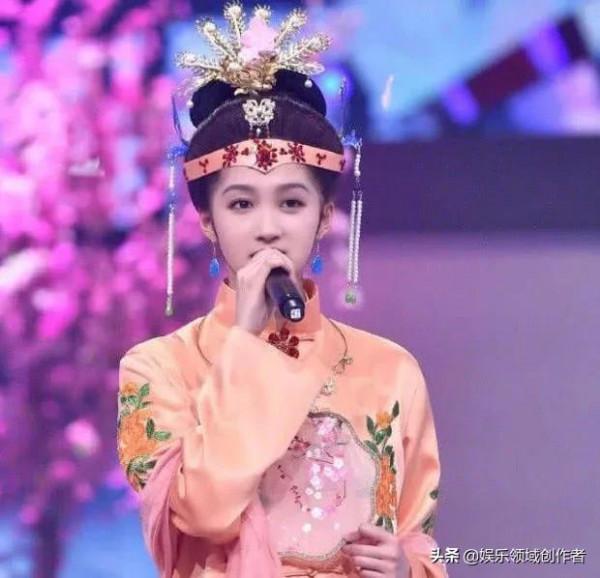 關曉彤最美的樣子不是清宮妝，也不是穿旗袍，而是化了天使妝的她