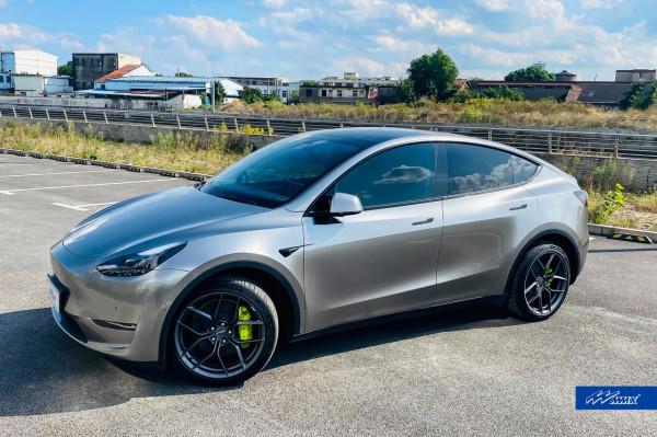 定製一雙MMX20寸跑鞋，特斯拉model y變帥了