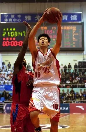 妻子離世他一夜白頭，兩年後和亞州蝶泳天后結婚