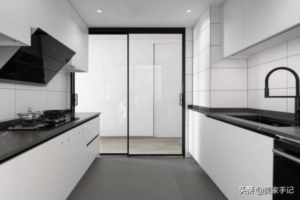 一進他家，彷彿世界都安靜了下來，全屋沒有一絲俗氣，太有品味了