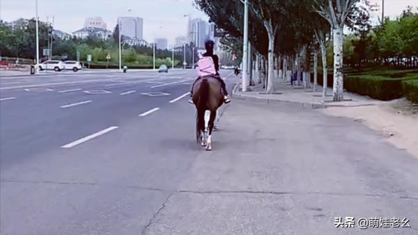 內蒙古一女孩上下學寶馬接送，還有專門的司機，網友：太拉風了