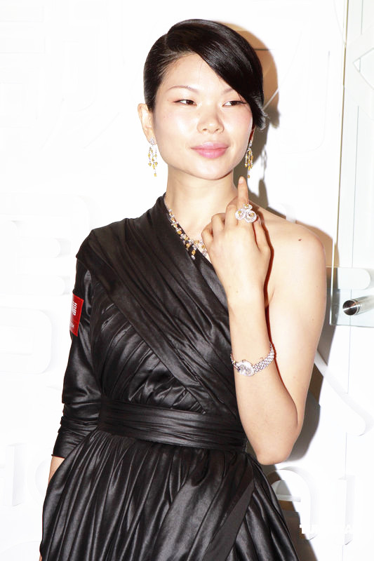 郭晶晶真是不簡單,玫瑰短衫穿出高貴感,同框超模呂燕也不輸氣質 郭晶晶真是不簡單,玫瑰短衫穿出高貴感,同框超模呂燕也不輸氣質