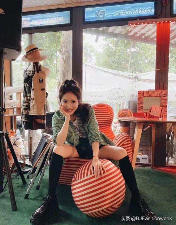 李念的穿搭方式不錯，顯高顯瘦，酷酷的，很有街頭風