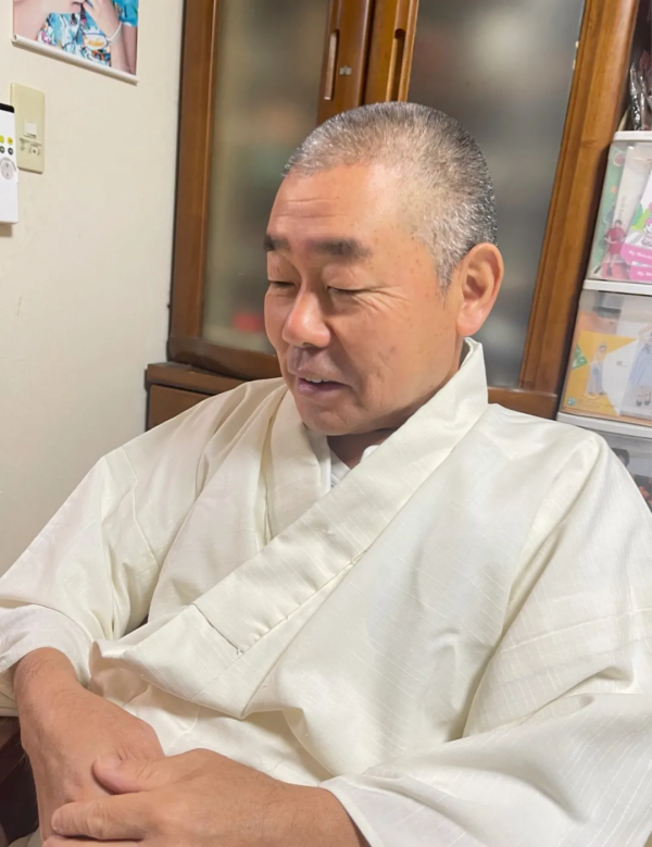 一個人和六隻貓守著一座寺院,吃飯被一群貓環繞會是怎樣的體驗? 一個人和六隻貓守著一座寺院,吃飯被一群貓環繞會是怎樣的體驗?