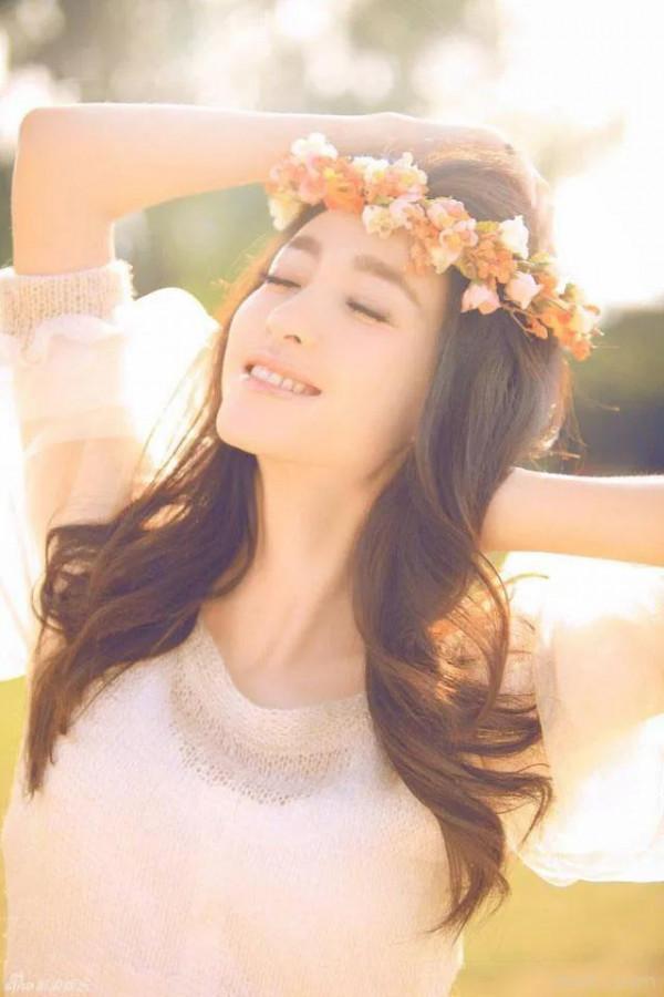 李小冉好會&OpenCurlyDoubleQuote;扮嫩&rdquo;！都45歲了，還穿得像個18歲小姑娘一樣