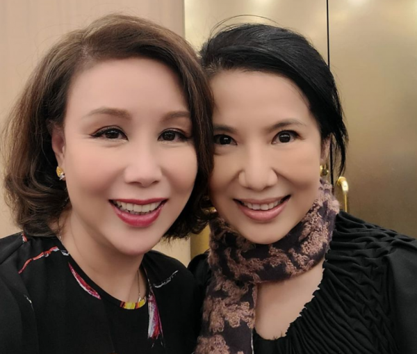 一眾老戲骨聚會!55歲關秀媚仍貌美,與小7歲男星相戀15年不結婚 一眾老戲骨聚會!55歲關秀媚仍貌美,與小7歲男星相戀15年不結婚