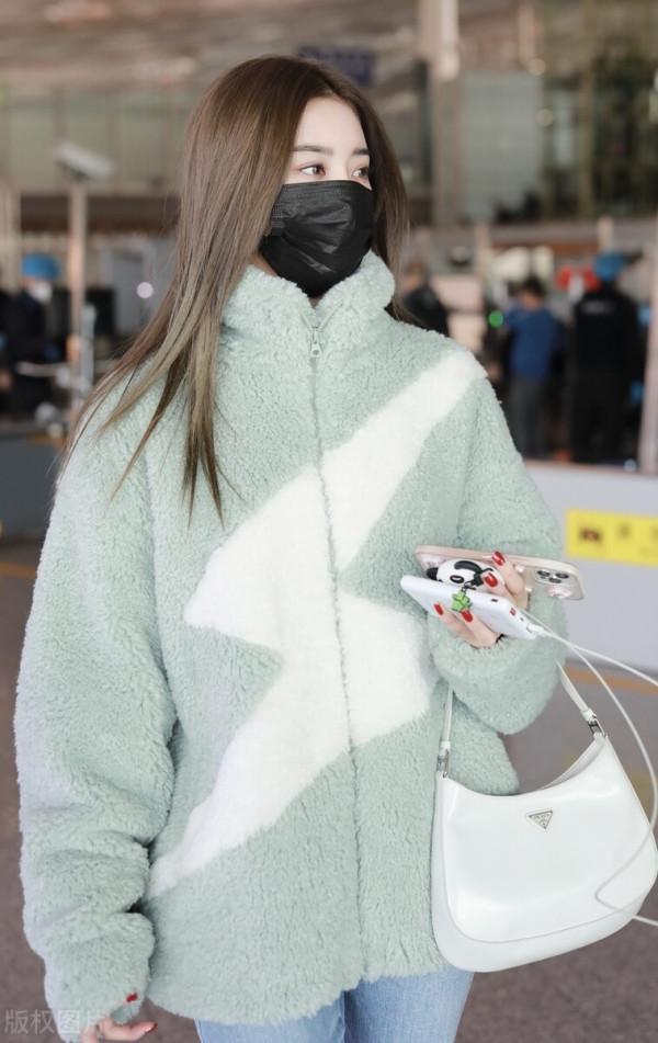 徐藝洋穿薄荷綠色羊羔絨外套搭配牛仔褲，背腋下包清純可愛