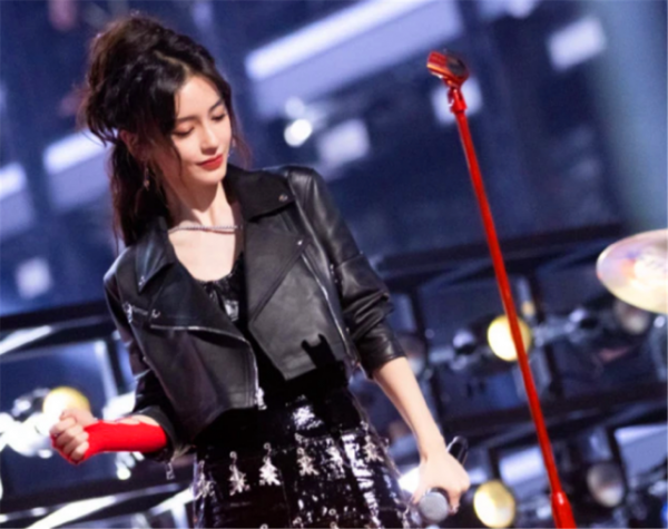 北京衛視沸騰之夜，Angelababy玩搖滾，與黑豹樂隊合作經典作品