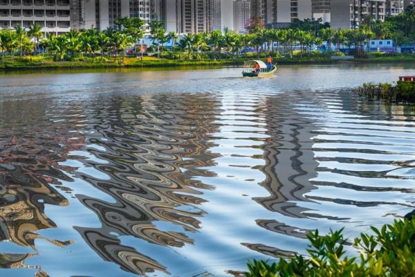 紅城湖公園美麗的倒影
