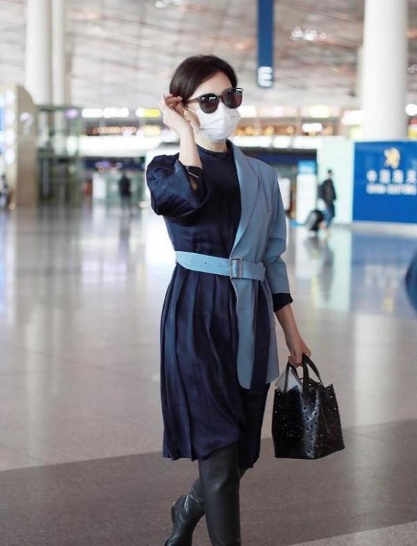 陳數氣質真好,身穿西裝拼接連衣裙搭配長筒靴,時髦又減齡 陳數氣質真好,身穿西裝拼接連衣裙搭配長筒靴,時髦又減齡