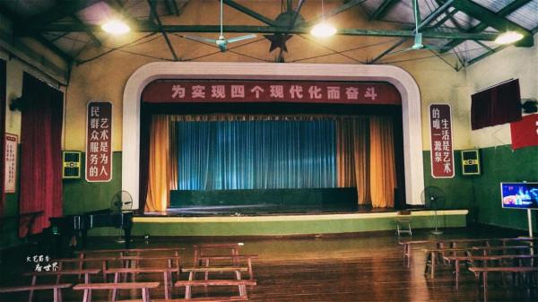 馮小剛花3500萬建了個文工團大院,只為拍攝《芳華》,值得一看嗎 馮小剛花3500萬建了個文工團大院,只為拍攝《芳華》,值得一看嗎