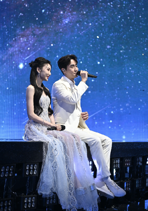 毛曉彤楊玏跨年舞臺路透釋出！衣著清爽太敬業，粉紅泡泡冒不停