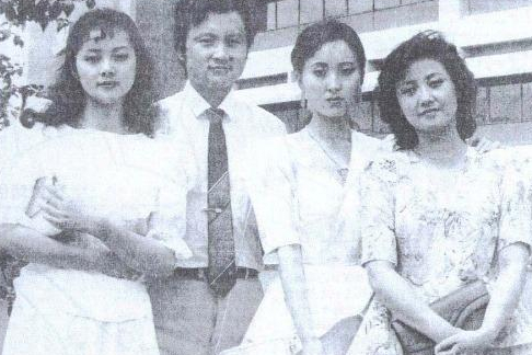 23歲爆紅，娶18歲初戀，28歲兒子夭折，歐陽奮強如今怎樣了？