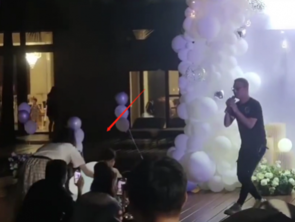 同樣是慶祝生日，王豔富豪老公沒表示，章子怡歌手老公卻高調錶白