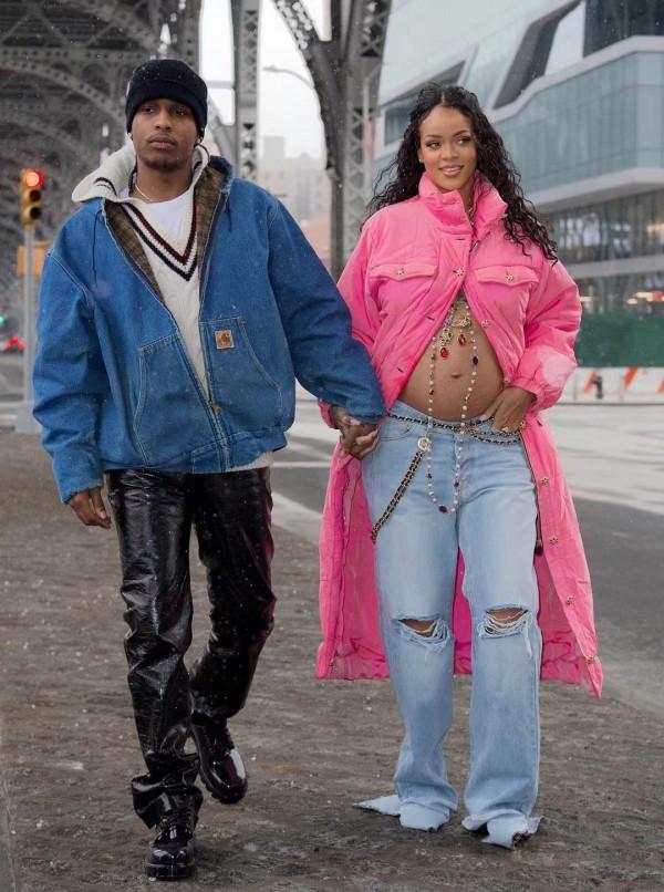 蕾哈娜未婚先孕也很幸福！無懼嚴寒秀孕肚，大衣牛仔穿出超模感