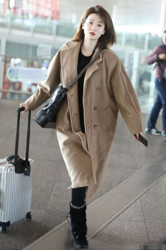 穿上這些禮服就不要坐下？金晨穿粉裙明豔甜美，卻被禮服褶皺扣分