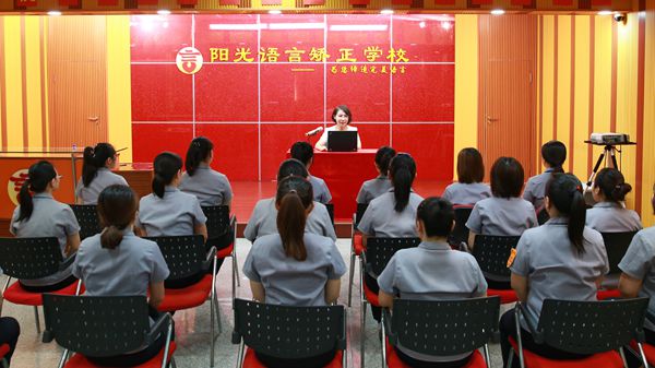 中國退役軍人丨何玲:為語言障礙患者送去福音的退役女軍官 中國退役軍人丨何玲:為語言障礙患者送去福音的退役女軍官