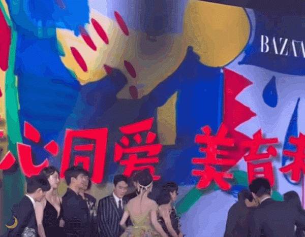 芭莎名場面又來了!合影無人敢站C位,baby遠離陳偉霆和李現互讓 芭莎名場面又來了!合影無人敢站C位,baby遠離陳偉霆和李現互讓