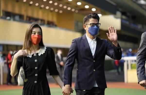 方媛當了媽卻仍愛日系名媛風，印花襯衫配紅褲，髮卡配得挺甜美