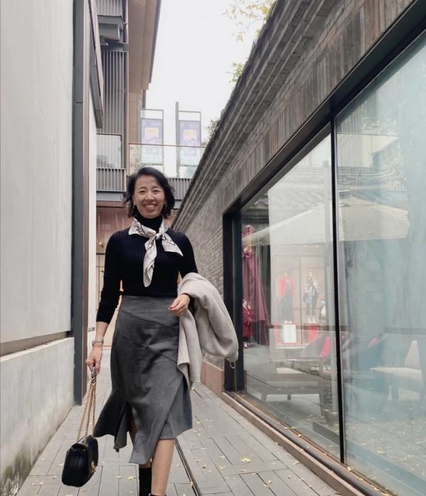 建議五六十歲的女人，日常穿搭別太花哨，不好搭配還會顯得俗氣