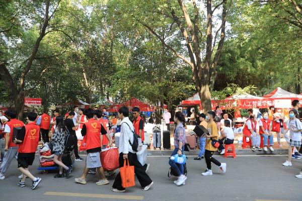 湖北商貿學院迎新現場直擊：很高興遇見你，2021級的小萌新